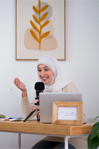 femme parlant dans un micro derrière un ordinateur