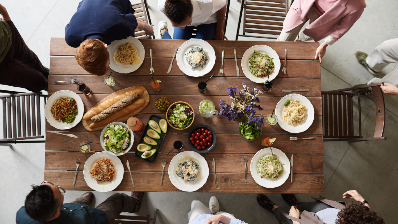 une famille autour d'une table conviviale pour partager un repas
