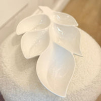 plateau apéritif en forme de feuille blanc
