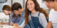 adolescents apprenants en classe